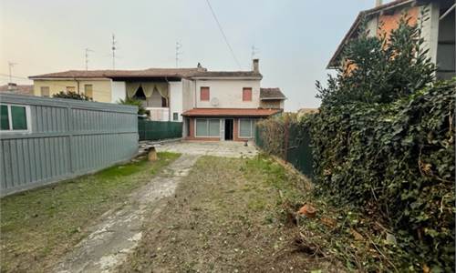 Casa da ristrutturare con giardino