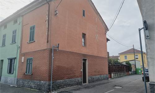 Casetta da ristrutturare con cortile privato e box